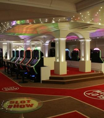 <b>PRONTO.</b> Lesterno e (a sinistra) linterno della sala slot allex Piroscafo 