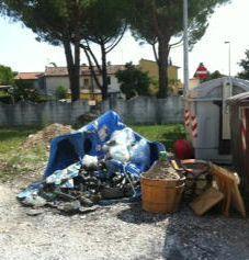 Uno dei cassonetti a cui &egrave; stato dato fuoco nel corso della notte 