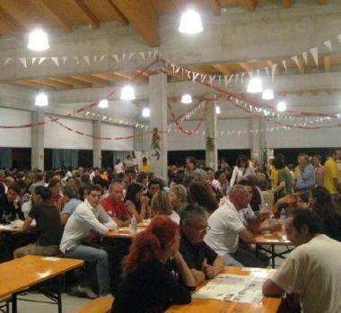 <b>SAGRA.</b> Clienti in attesa di consumare il pasto in una foto darchivio      