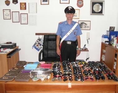 Borse e occhiali contraffatti, denunciati due venditori