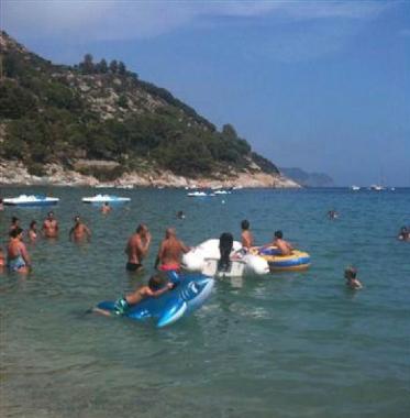 Slalom col gommone fra bagnanti