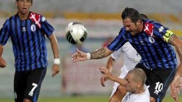 A fianco un’azione di Carparelli; sotto, Anselmi