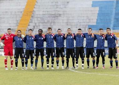 La formazione iniziale dei nerazzurri; a destra i tifosi 