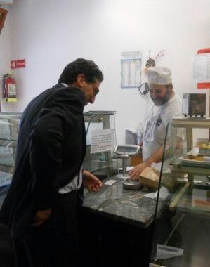 Il sindaco compra il pane e a destra Ferrini insieme agli amministratori     