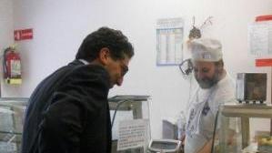 Il sindaco compra il pane e a destra Ferrini insieme agli amministratori