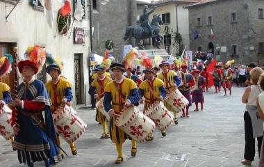 Un momento del corteggio storico di ieri per le vie di Gavinana 