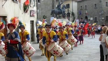 Un momento del corteggio storico di ieri per le vie di Gavinana