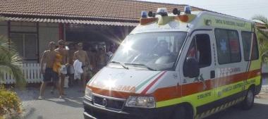 Larrivo dellambulanza al bagno Nettuno di Tirrenia, dove una turista ha avuto un grave malore 