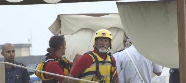 I soccorritori del giovane albanese sulla spiaggia di Tirrenia 
