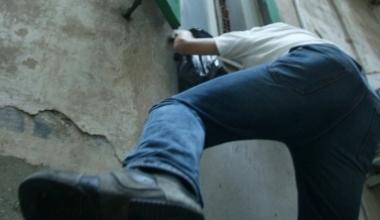 Ladri acrobati svaligiano un appartamento