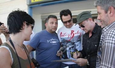 <strong>AUTOGRAFI.</strong> Bono incontra i fans davanti al Baccarini