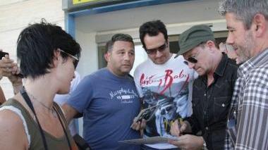 <strong>AUTOGRAFI.</strong> Bono incontra i fans davanti al Baccarini