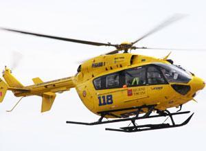 Cade da albero che sta potando, anziano in coma
