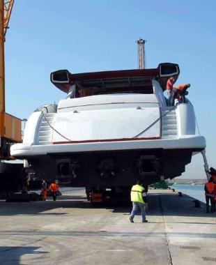 Il varo di un megayacht Mangusta 
