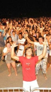 Alessandro Soraci e a destra un’immagine della festa della scorsa estate