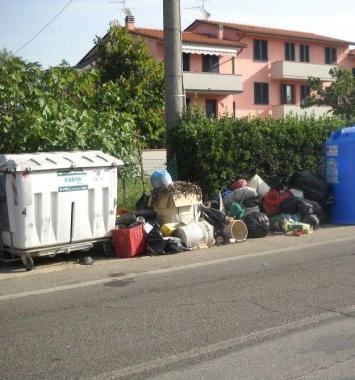 I rifiuti abbandonati davanti ai cassonetti a Isola 
