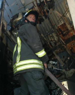 Un vigile del fuoco al lavoro 