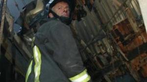 Un vigile del fuoco al lavoro