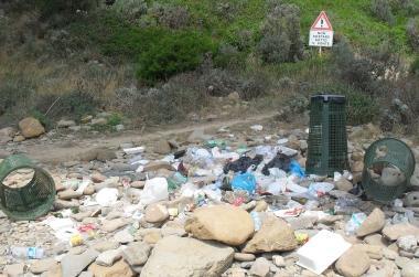 La spazzatura sugli scogli nell foto inviata dal lettore 
