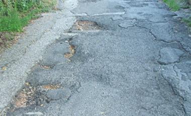 Alcune delle centinaia di buche sulla via di Campocecina  