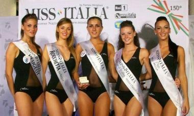 Le prime cinque classificate con Miss Montecatini al centro del gruppo         