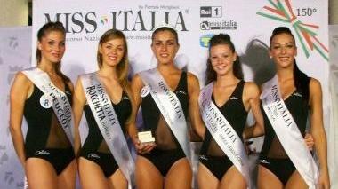 Le prime cinque classificate con Miss Montecatini al centro del gruppo