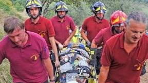 I vigili del fuoco trasportano la barella col ferito