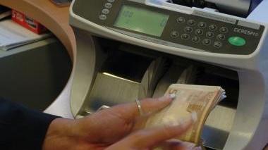 Si contano i soldi ad uno sportello bancario