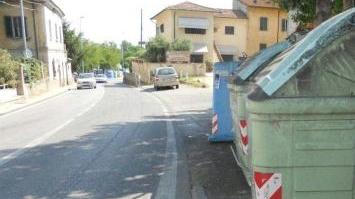 I cassonetti posizionati sul marciapiede che ostacolano il passaggio