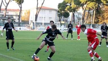 Qui sotto lo stadio dei Pini di Viareggio: è la trasferta più vicina