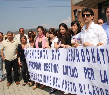 I dipendenti della Btp durante lassemblea  