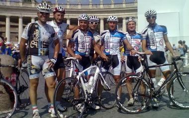 I sette eroici cicloturisti posano in piazza S. Pietro al termine della pedalata cominciata a Prato           