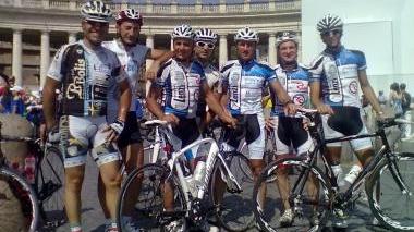 I sette “eroici” cicloturisti posano in piazza S. Pietro al termine della pedalata cominciata a Prato