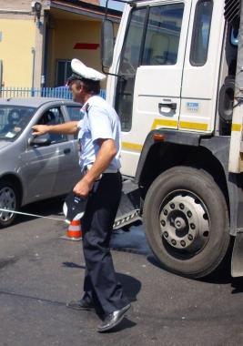 I vigili urbani durante i rilievi di un incidente   