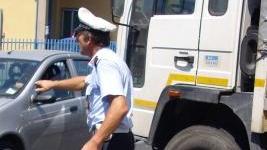 I vigili urbani durante i rilievi di un incidente