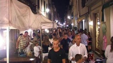 <b>BANCHETTI.</b> Una delle scorse edizioni di Follie di Ferragosto