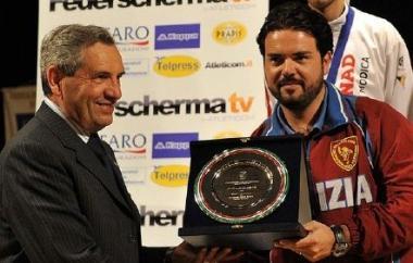 <b>PREMIO. </b>Marco Vannini (il maestro di Lari e Luperi) insieme al presidente della Fis Giovanni Scarso          