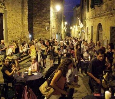 Una passata edizione di Calici di stelle per le vie di Suvereto 