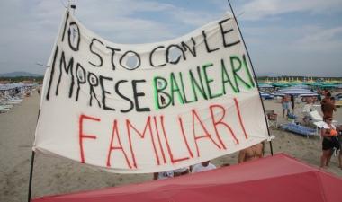 <b>TUFFO ANTI ASTE.</b> Balneari e clienti in acqua per protestare contro la Bolkestein  
