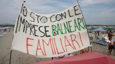 <b>TUFFO ANTI ASTE.</b> Balneari e clienti in acqua per protestare contro la Bolkestein