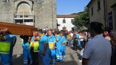 Cristina Grazia Galli e il corteo funebre all’uscita della chiesa ricolma di gente di Popiglio e Tana Termini