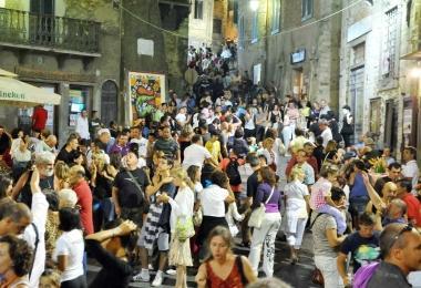 Le notti campigliesi con artisti di strada e sapori medievali