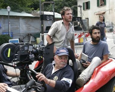 A sinistra, il regista Edoardo Gabbriellini (primo da destra) sullauto con la cinepresa Sopra, larrivo sul set di Elio Germano A destra, lo scorcio di Mangona che fa set con il Bar dei Cacciatori e una pompa di benzina  
