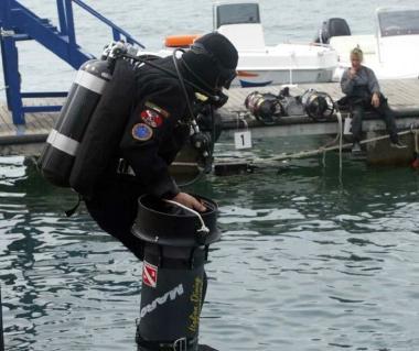 Un sub e un geotubo arenato in spiaggia