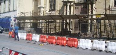 Il new jersey piazzato davanti alla chiesa  