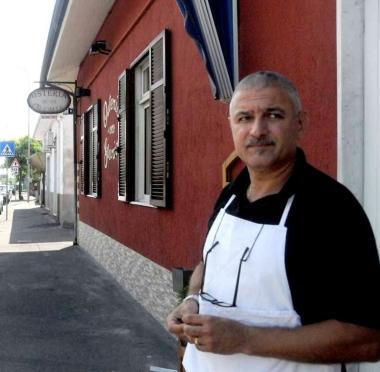 Tir in transito davanti allOsteria Gloria, e sopra Antonio Ercolini sulla porta in attesa di clienti 