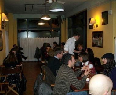 Un momento di una serata speed date       