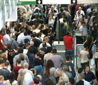 Passeggeri in attesa allaeroporto di Pisa 