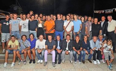 <b>FOTO DI GRUPPO.</b> Prima di mettersi a tavola foto ricordo per Pistoiese e Capostrada 