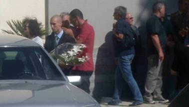 Due momenti del funerale di Bruno Aramini svoltosi nella chiesa di Sant’Andrea a Fornacette
